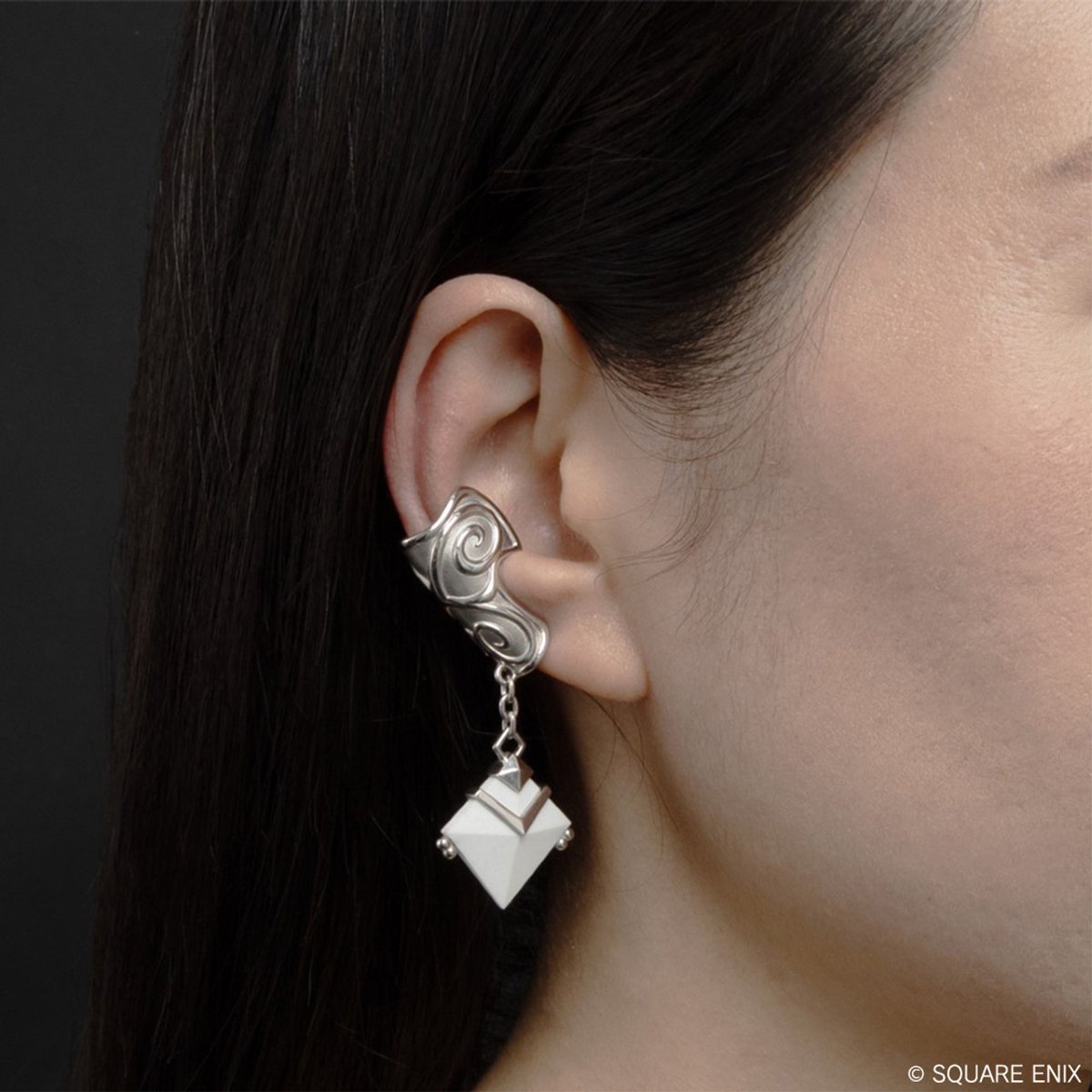 SQEX_MD_NA's tweet image. A faithful recreation of the silver ear cuffs worn by Alphinaud and Alisaie from @FF_XIV_EN! Embossed with intricate embellishments, this exquisite accessory can be worn on either ear.
Pre-Order Here:
sqex.link/trhf