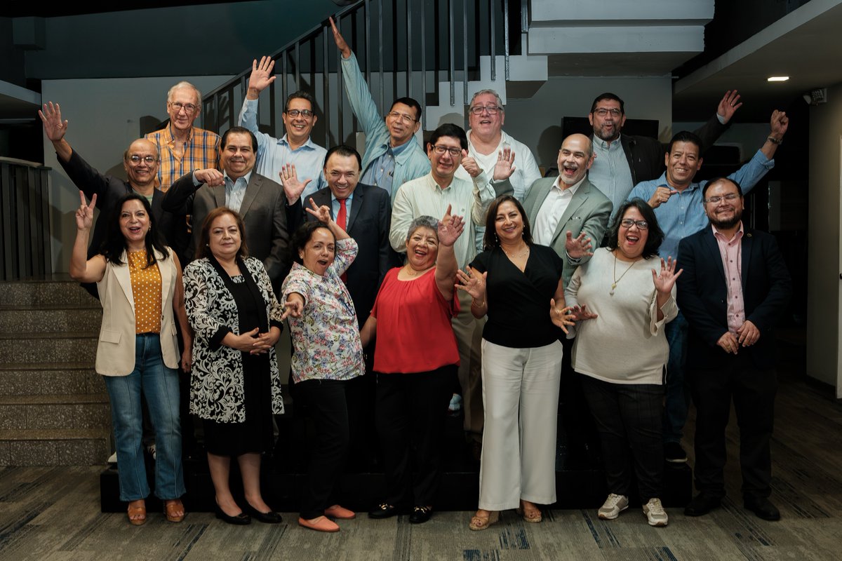 GraduadosUCAsv's tweet photo. El 28 de junio celebramos el 40° aniversario de formar parte de la familia UCA, con los profesionales que ingresaron en el año 1985. 🦉 🎓 

𝐋𝐚 𝐂𝐞𝐧𝐚 𝐝𝐞 𝐥𝐚 𝐄𝐬𝐩𝐞𝐫𝐚𝐧𝐳𝐚 fue una oportunidad para rememorar los momentos vividos durante la etapa universitaria. https://t.co/v5qnuLXzuN