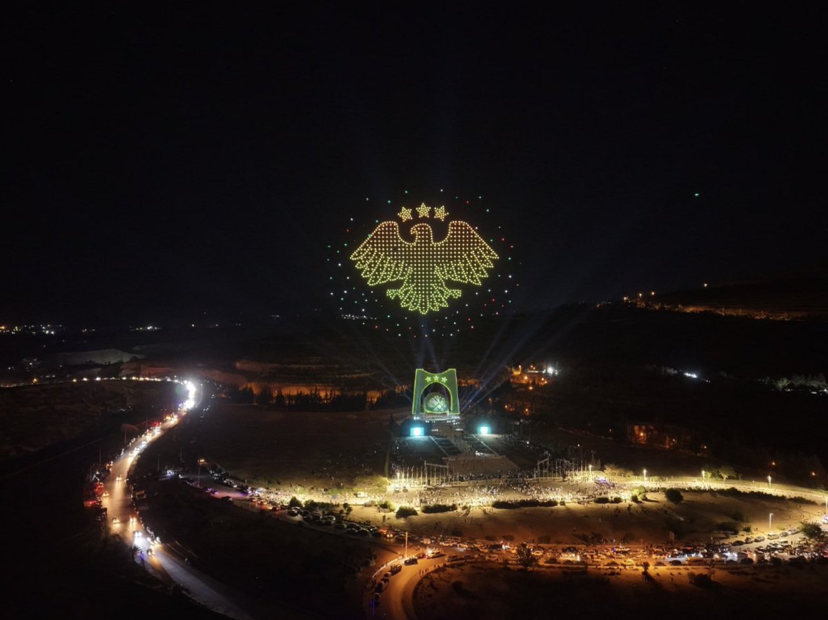 #تمرة💢|| صور:

هذه ليست دولة اوروبية ولا شرق اسيوية 

هذا الاستعراض الجوي قبل قليل في الجمهورية العربية السورية🇸🇾بعد ٦ اشهر من نهاية الحرب فقط😍

#سوريا_الجديده