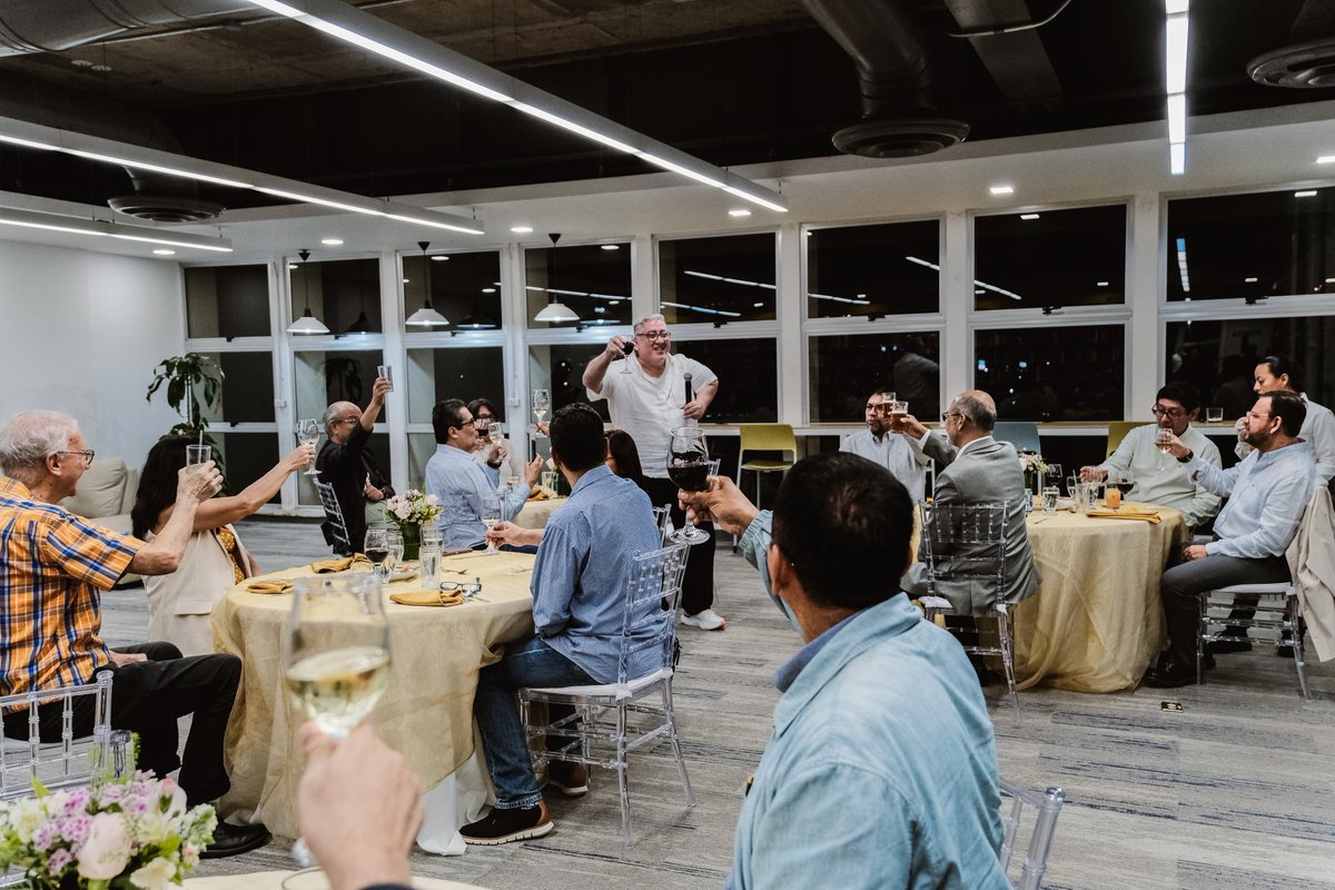 GraduadosUCAsv's tweet photo. El 28 de junio celebramos el 40° aniversario de formar parte de la familia UCA, con los profesionales que ingresaron en el año 1985. 🦉 🎓 

𝐋𝐚 𝐂𝐞𝐧𝐚 𝐝𝐞 𝐥𝐚 𝐄𝐬𝐩𝐞𝐫𝐚𝐧𝐳𝐚 fue una oportunidad para rememorar los momentos vividos durante la etapa universitaria. https://t.co/v5qnuLXzuN