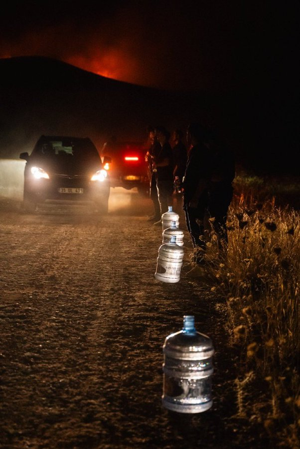 Yalnızız arkadaşlar! Salgın/deprem/afet durumunda devletten bir şey beklememeyi şimdiye kadar defalarca deneyimleyerek öğrendik! Afet anında ve sonrasında kendi başımızın çaresine bakmayı öğrenmekten başka çaremiz yok! :((