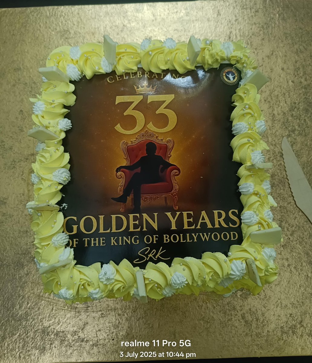 SRKCHENNAIFC's tweet photo. Pics/Video: SRK fans from #SRKKolkataCFC celebrated #33YearsOfSRK by cutting cake 🎂 

33 YEARS OF MEGASTAR SRK
#33YearsOfSRKInBollywood #ShahRukhKhan @iamsrk https://t.co/kp3o08yaIp