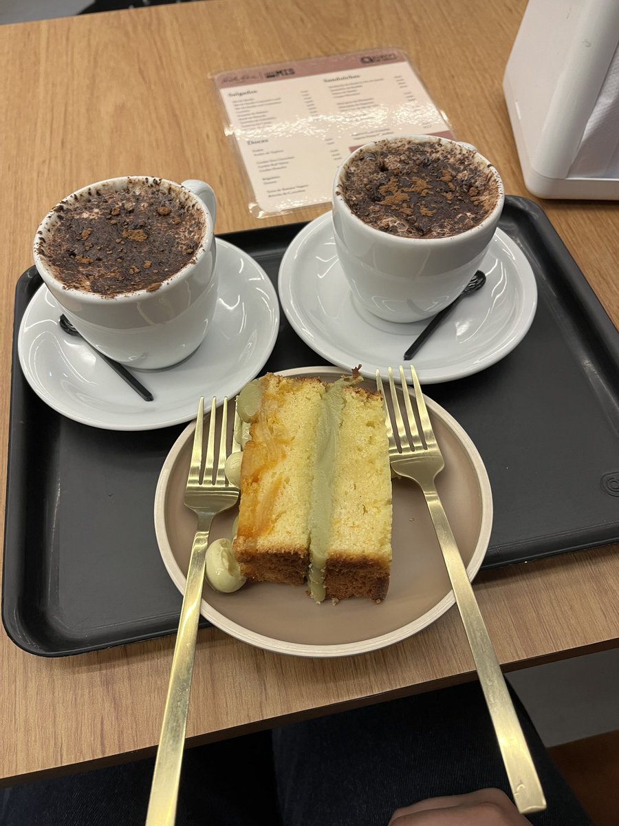 mal sabíamos que minutos depois marília (MÃE), zebu e malu alves entrariam no msm cafe que nos, zebu ainda pediu a cadeira da nossa mesa! divos inspiração PAIS AMO ELES