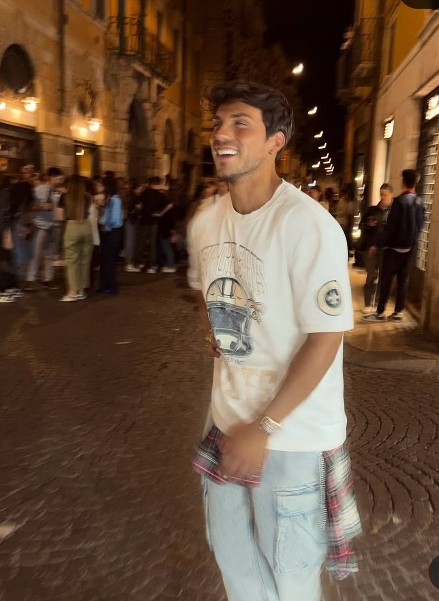 Sei una persona straordinaria,e oggi celebriamo te! Buon Compleanno,che tu possa avere sempre la forza di superare gli ostacoli e raggiungere le stelle. Auguri ❤️❤️❤️ #ddm