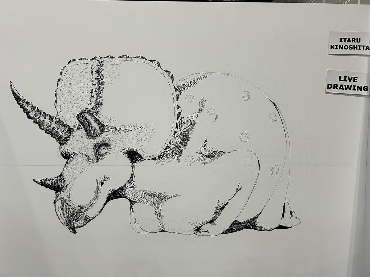 【MINTライブドローイング初日終了】
マサルがここまで描けました！
たくさんの観客を笑顔で迎えてくれています。
明日はどんな『ディノサン』ワールドが出現するでしょうか？！
お楽しみに！