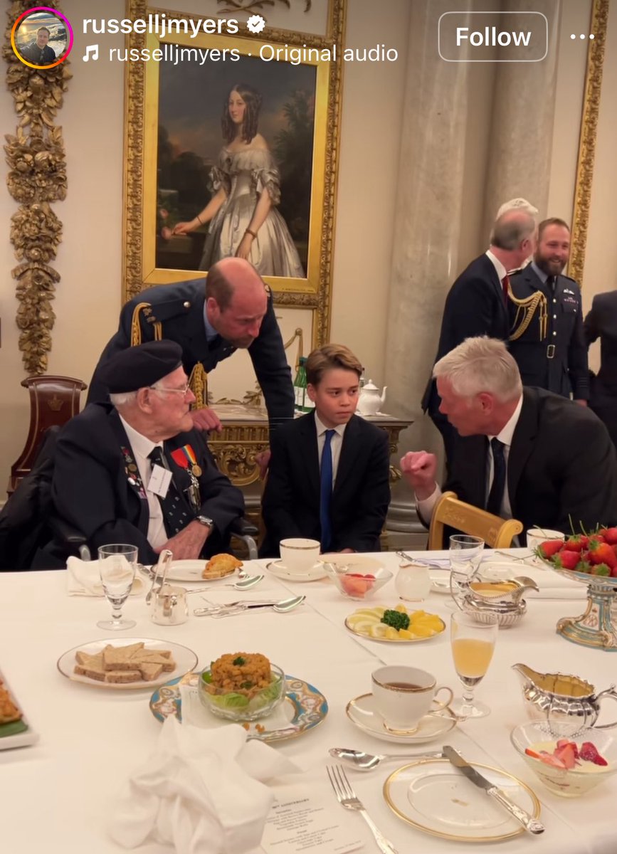 Prince William is one of the best dads I follow. He always places Prince George between him and whoever he’s speaking to. Too often I see dads at church, school, etc. with sons hidden behind them or off to the side. This is how you raise boys for adult conversations.⬇️