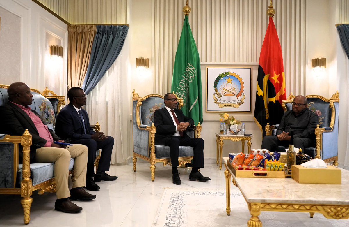 ክቡር አምባሳደር ሙክታር ከአንጎላ አምባሳደር ጋር ተወያዩ።
============
(ሰኔ 26 ቀን 2017፣ ሪያድ) በሳኡዲ አረቢያ የኢፌዴሪ ልዩ መልክተኛና ባለሙሉ ስልጣን አምባሳደር  ክቡር ዶ/ር ሙክታር ከድር በአገሪቱ የአንጎላ አምባሳደር ከሆኑት ክቡር ስልቫ