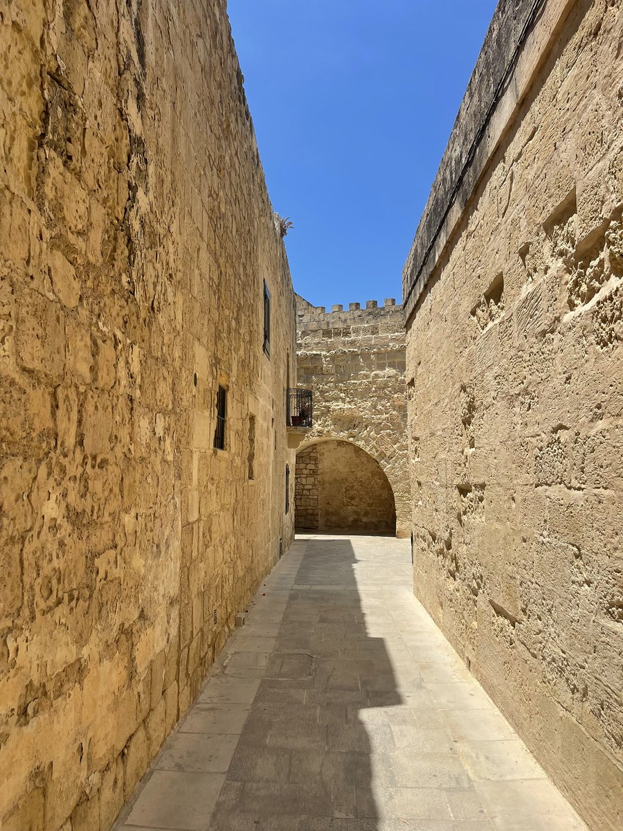 Hakan Gülerce (@hakangulerce) on Twitter photo Malta’da Mdina’ya her gidişimde kendimi nedense Şanlıurfa’da veya Mardin’de hissediyorum. Malta’da Mdina’ya her gidişimde kendimi nedense Şanlıurfa’da veya Mardin’de hissediyorum.