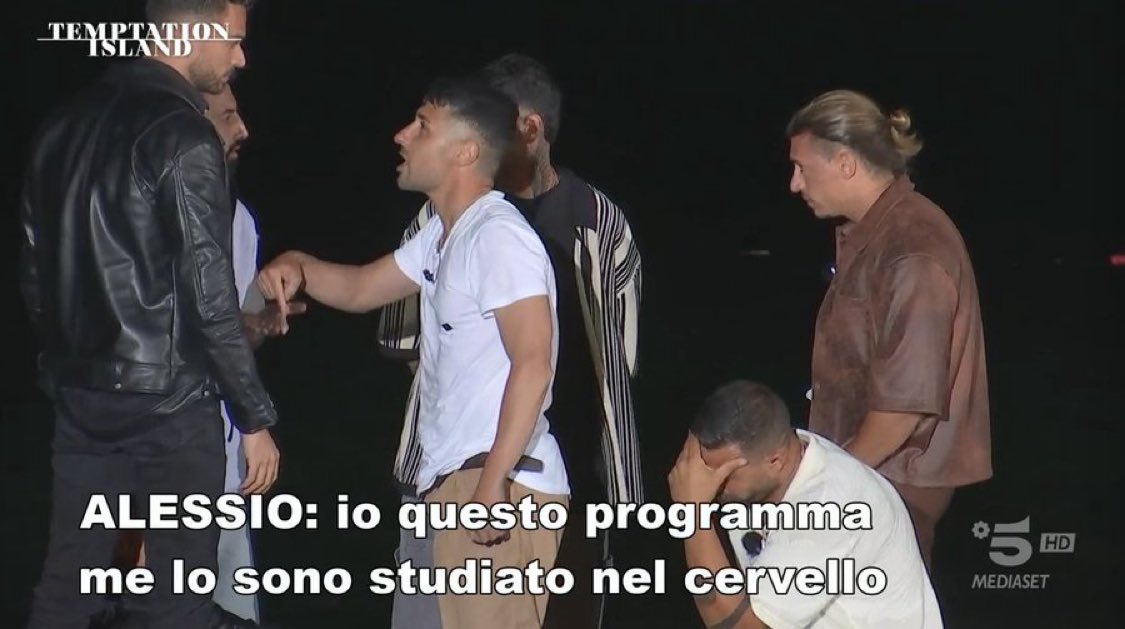PerplessaEra's tweet photo. Ma è ubriaco?!?!?!? … dai altrimenti nn si spiega 

#TemptationIsland https://t.co/Kh67jkRmK4