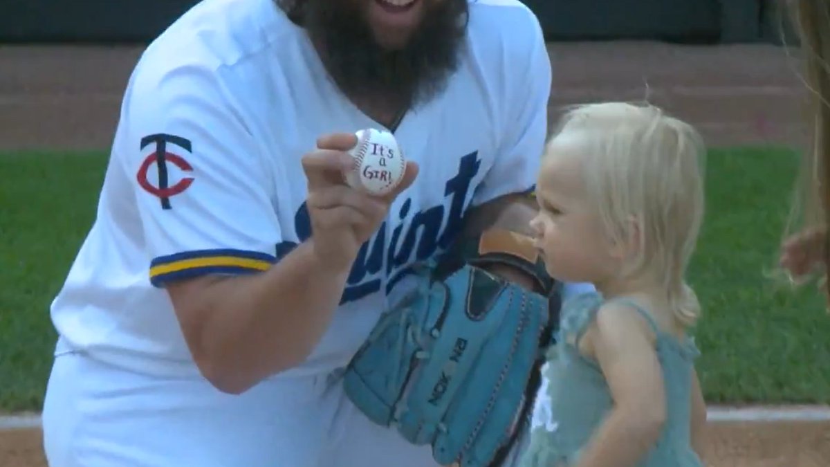 We've seen good first pitches. We've seen bad ones. But THIS may be the cutest 🥹

#MNTwins pitcher Randy Dobnak gets some adorable help on a gender reveal in St. Paul: atmlb.com/44rDwPU