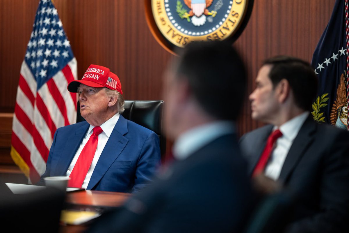 🔺#ASÍ: Donald Trump su equipo cercano en la sala de crisis de la #CasaBlanca, durante los ataques a las instalaciones nucleares de Irán: