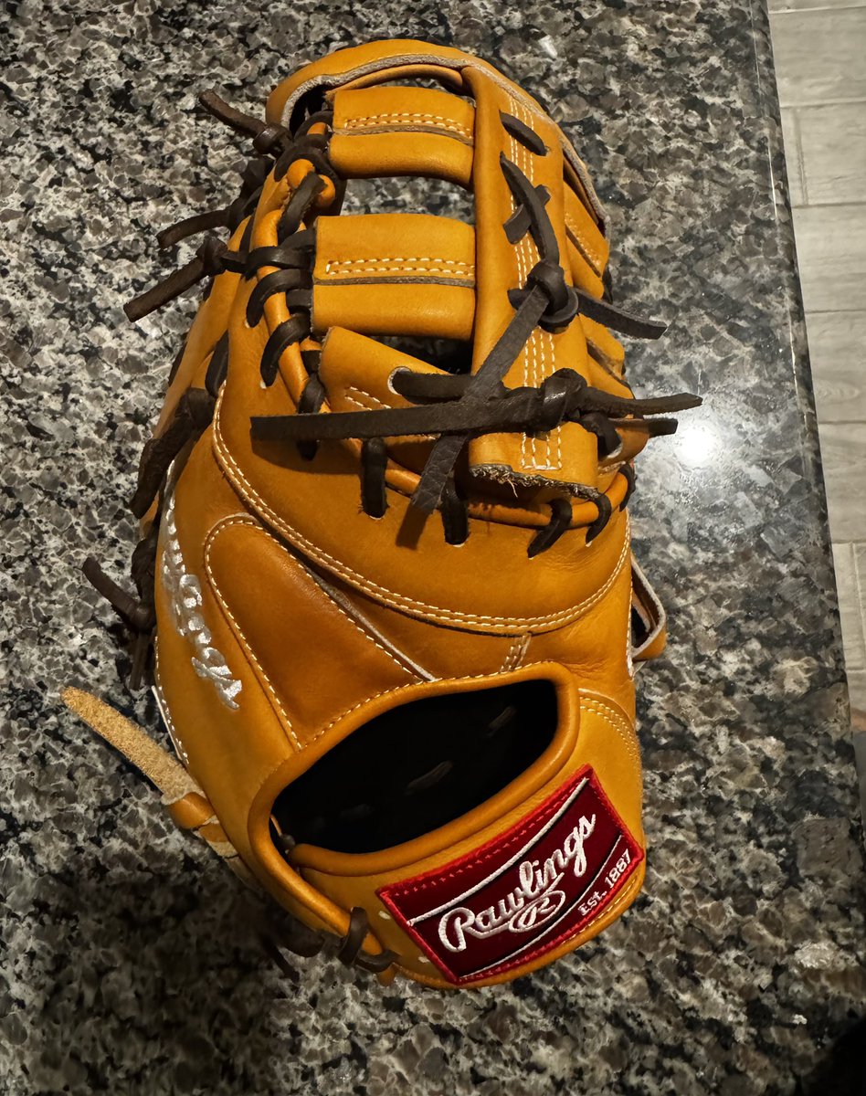 B_ryan021's tweet image. Brand new Rawlings HOH First Base Mitt. Right Handed. Used 3-4 times to help break in. As you can see from pictures it is literally brand new. $350 glove retail. $250 @BaseballSavings @BaseballMonkey_