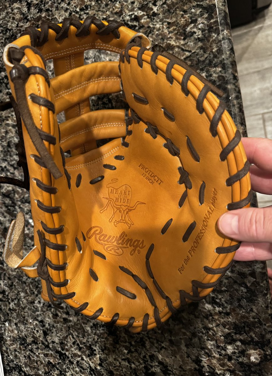 B_ryan021's tweet image. Brand new Rawlings HOH First Base Mitt. Right Handed. Used 3-4 times to help break in. As you can see from pictures it is literally brand new. $350 glove retail. $250 @BaseballSavings @BaseballMonkey_