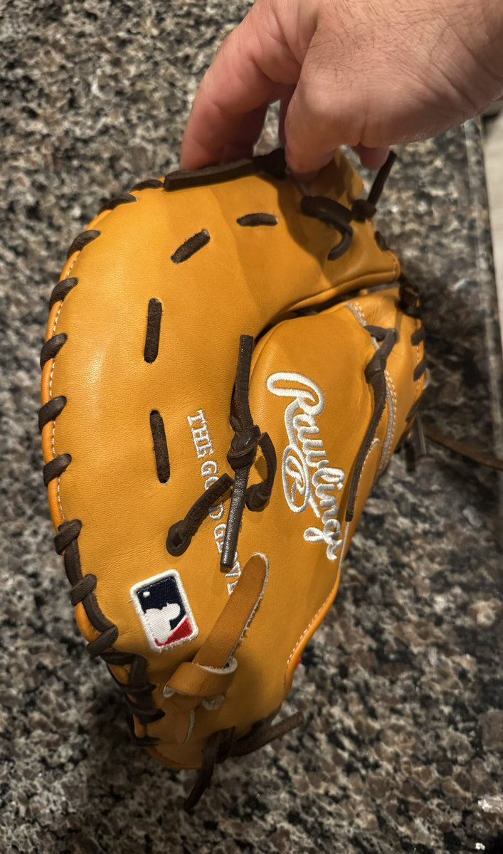 B_ryan021's tweet image. Brand new Rawlings HOH First Base Mitt. Right Handed. Used 3-4 times to help break in. As you can see from pictures it is literally brand new. $350 glove retail. $250 @BaseballSavings @BaseballMonkey_