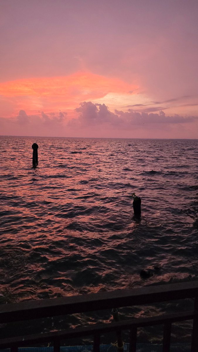 drmelaniedias's tweet photo. Sunset gazing is one of the best practices to help lower your cortisol, balance your sleep cycle, and fix a bad attitude. Agree? https://t.co/Y2BNlzQkcz