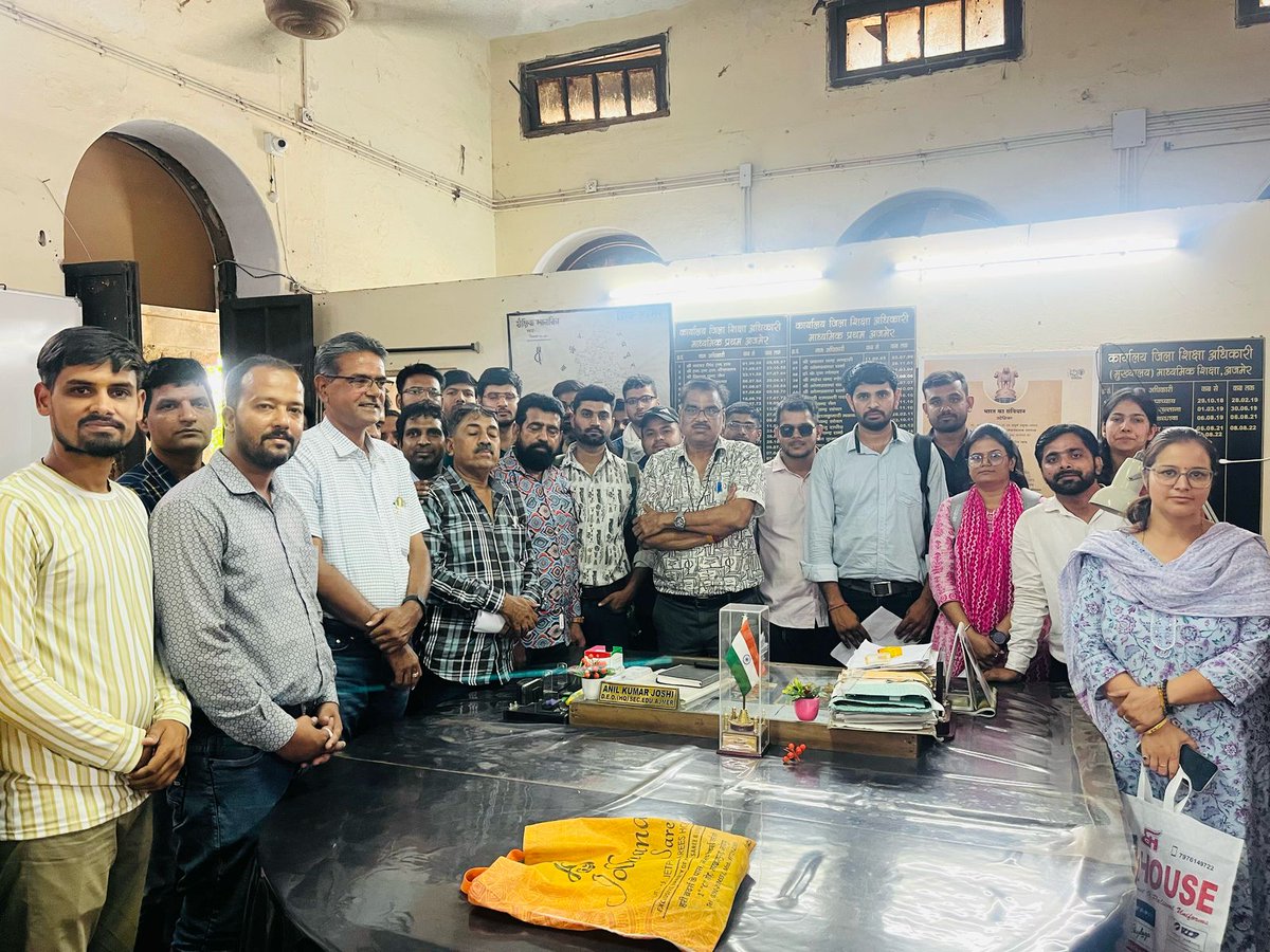 ersuyashdasani's tweet image. एकता मे शक्ति है | इसका ताज़ा उदाहरण #अंजमेर_के_कंप्यूटर_अनुदेशक है जिन्होंने एक सुर मे गलत का विरोध किया और आज उन्हें सफलता मिली | इस संघर्ष मे साथ देने वाले #शिक्षक संघ राष्ट्रीय और सभी #अजमेर के #कंप्यूटर_अनुदेशक साथियो का आभार जिन्होंने हर सक्षम स्तर पर मांग उठाई.