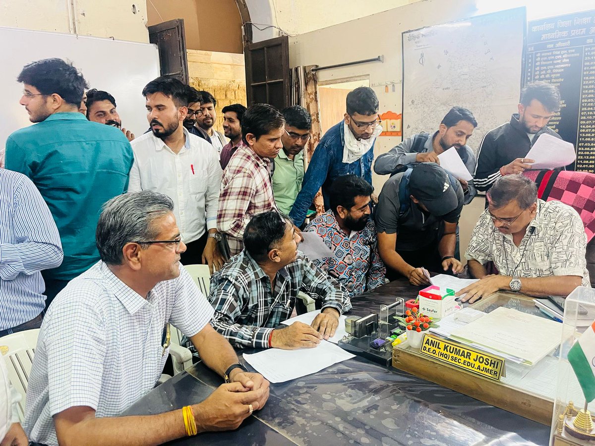 ersuyashdasani's tweet image. एकता मे शक्ति है | इसका ताज़ा उदाहरण #अंजमेर_के_कंप्यूटर_अनुदेशक है जिन्होंने एक सुर मे गलत का विरोध किया और आज उन्हें सफलता मिली | इस संघर्ष मे साथ देने वाले #शिक्षक संघ राष्ट्रीय और सभी #अजमेर के #कंप्यूटर_अनुदेशक साथियो का आभार जिन्होंने हर सक्षम स्तर पर मांग उठाई.