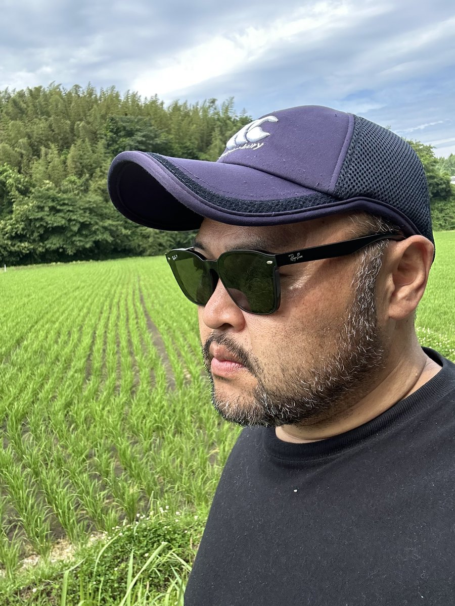 ryuzy's tweet photo. 少しでも脂肪を減らしたくて寝起きで近所をウォーキング。コンビニにアイスを徒歩で買いに行ける贅沢に憧れながら自然に囲まれた抜群のロケーションでウォーキングできる贅沢に感謝。道路には蛇が干からびてる。ヒュー・ジャックマンを意識してヒゲを伸ばしたら丸山ゴンザレス。熱中症にご注意を。 https://t.co/9OxYzhB1wh