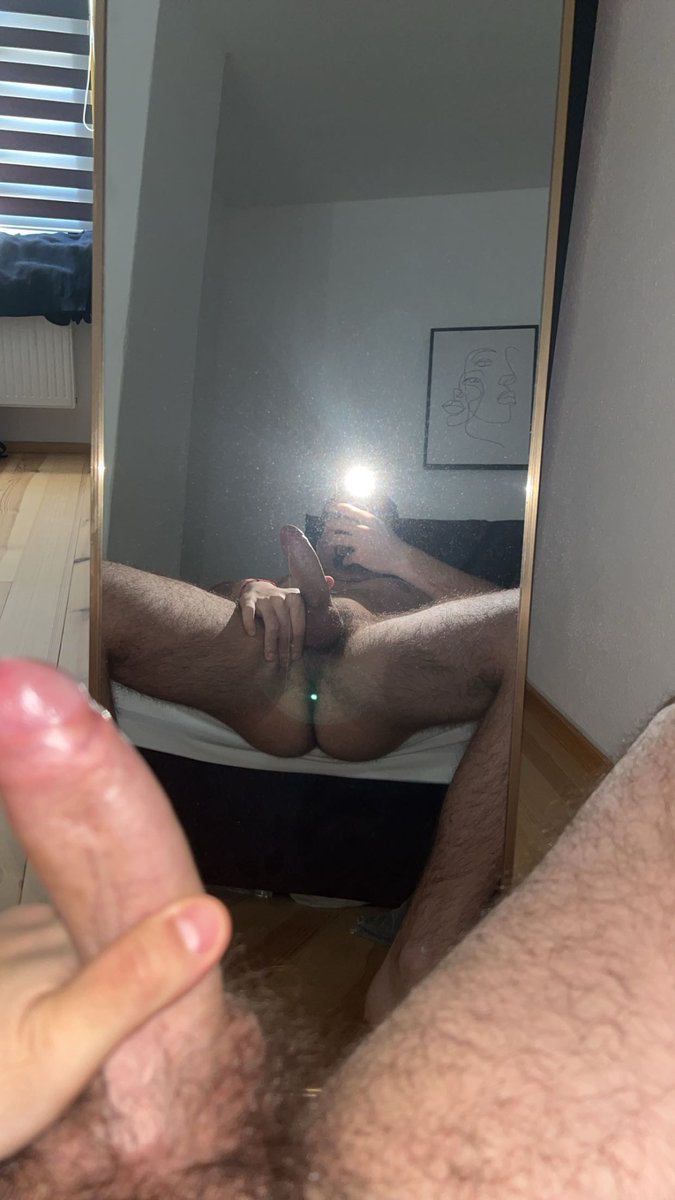 Una troia che mi lecca il culo, una che mi succhia il cazzo e una che me la sbatte in faccia 😝😈