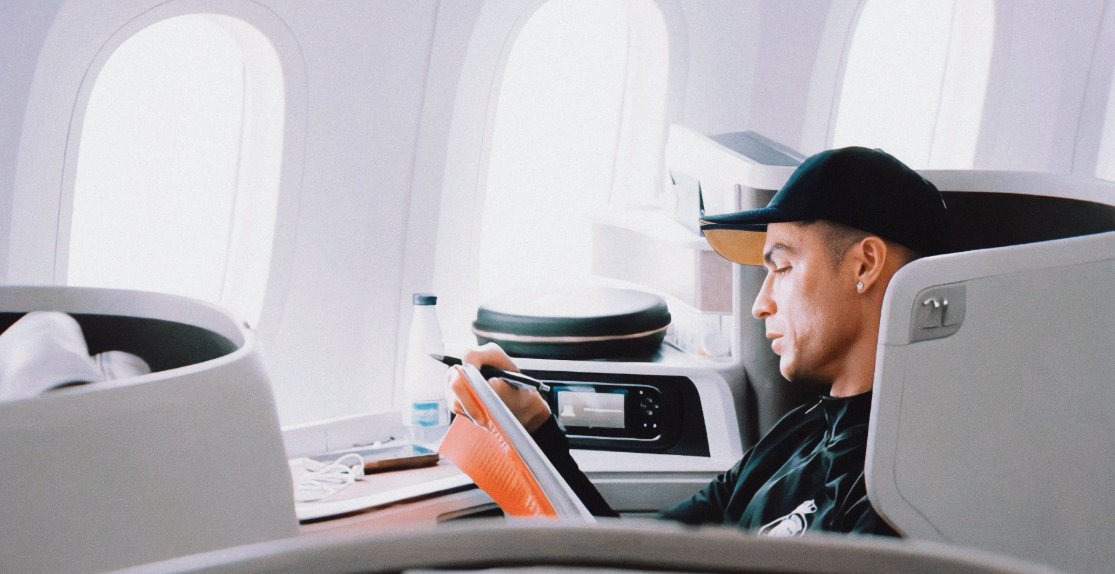 Lee sobre liderazgo y mentalidad.

Lección: No importa cuánto ganes. Si dejas de aprender, empiezas a perder.