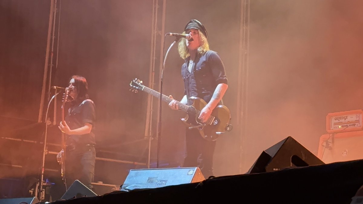 大トリのTHE HELLACOPTERSは最高のステージでした！ドレゲンが怪我をしたためサポートで入っているスペイン人LG Valetaはもはや正式メンバーでも遜色のないくらい良い仕事をしてた！ニッケとのフォーメーションは故ストリングスを彷彿とさせる見事なシンクロ具合。
#THEHELLACOTERS #ザヘラコプターズ