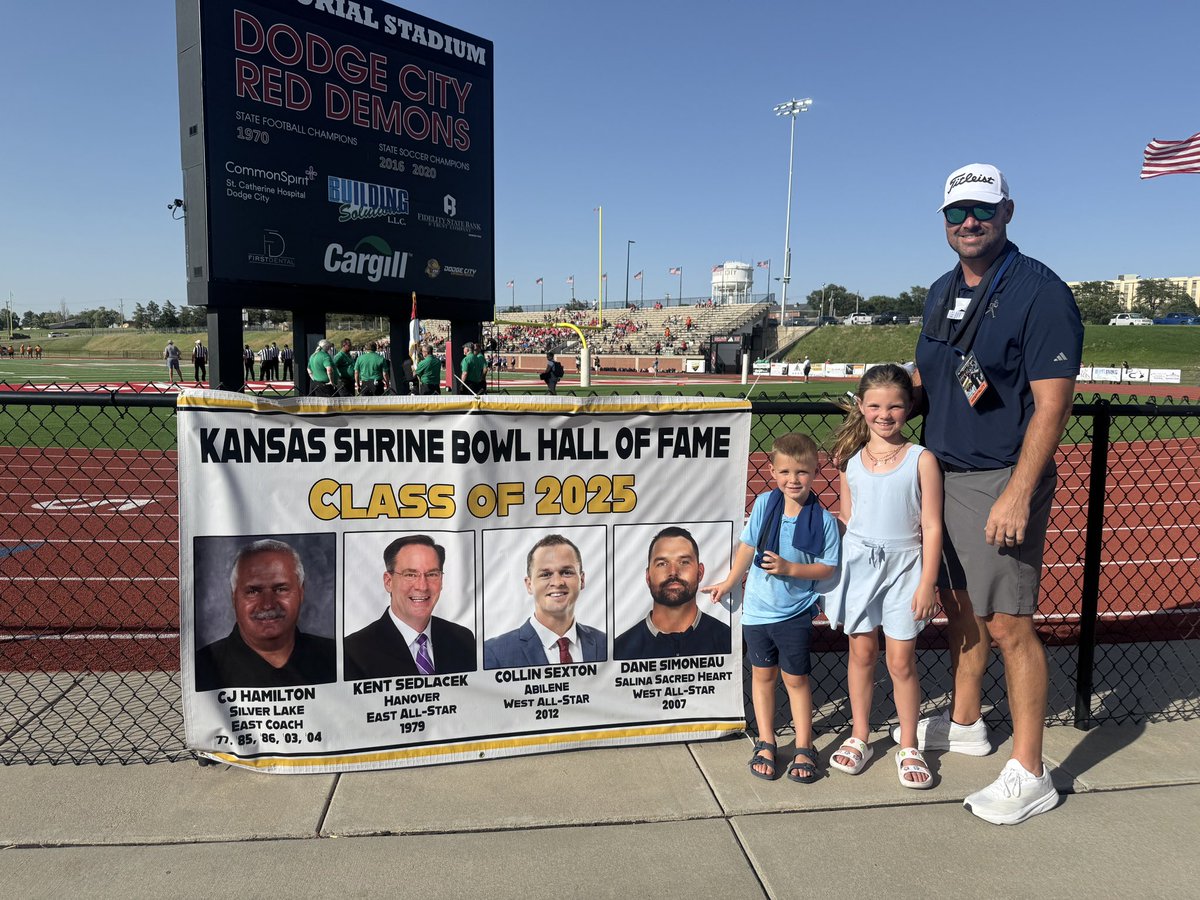 IchabodFTBL's tweet image. The 🐐 @Dane_Simoneau was recognized today at the @KSShrineBowl !! 

#BeTheStandard