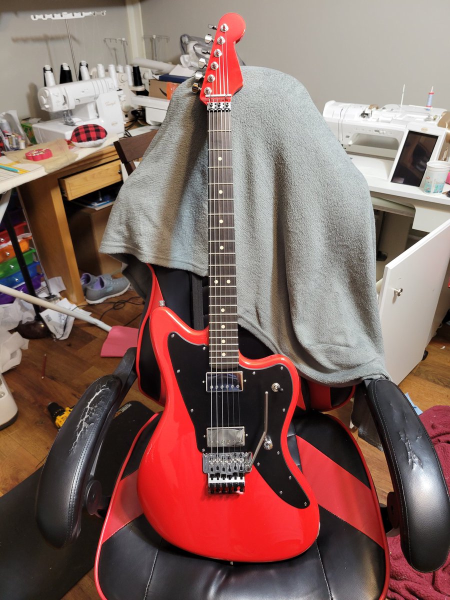 NickAshley96's tweet image. Finally finished!
Alder body
Maple neck with ebony fretboard
Original Floyd rose trem
Gotoh tuners
Seymour Duncan JB/Jazz pickups