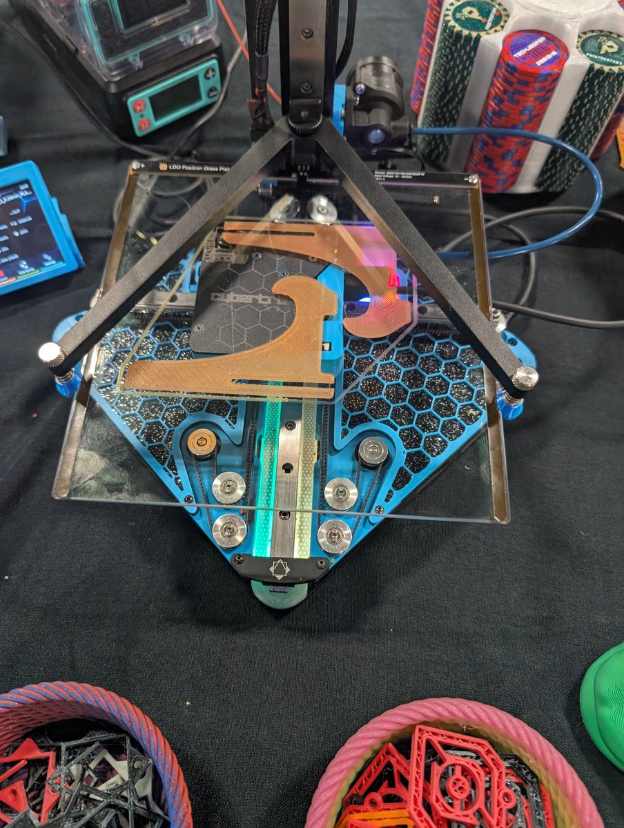 I must have explained at least 100 times today "Why Upside Down" - people absolutely LOVE  Cybertron the <a href="/Positron3d/">🦋 @Positron3D.com</a>!  Was perfect to be able to direct people to <a href="/LDOmotors/">ldomotors</a> and <a href="/KB3D_Online/">KB3D</a> if they were interested in building their own!