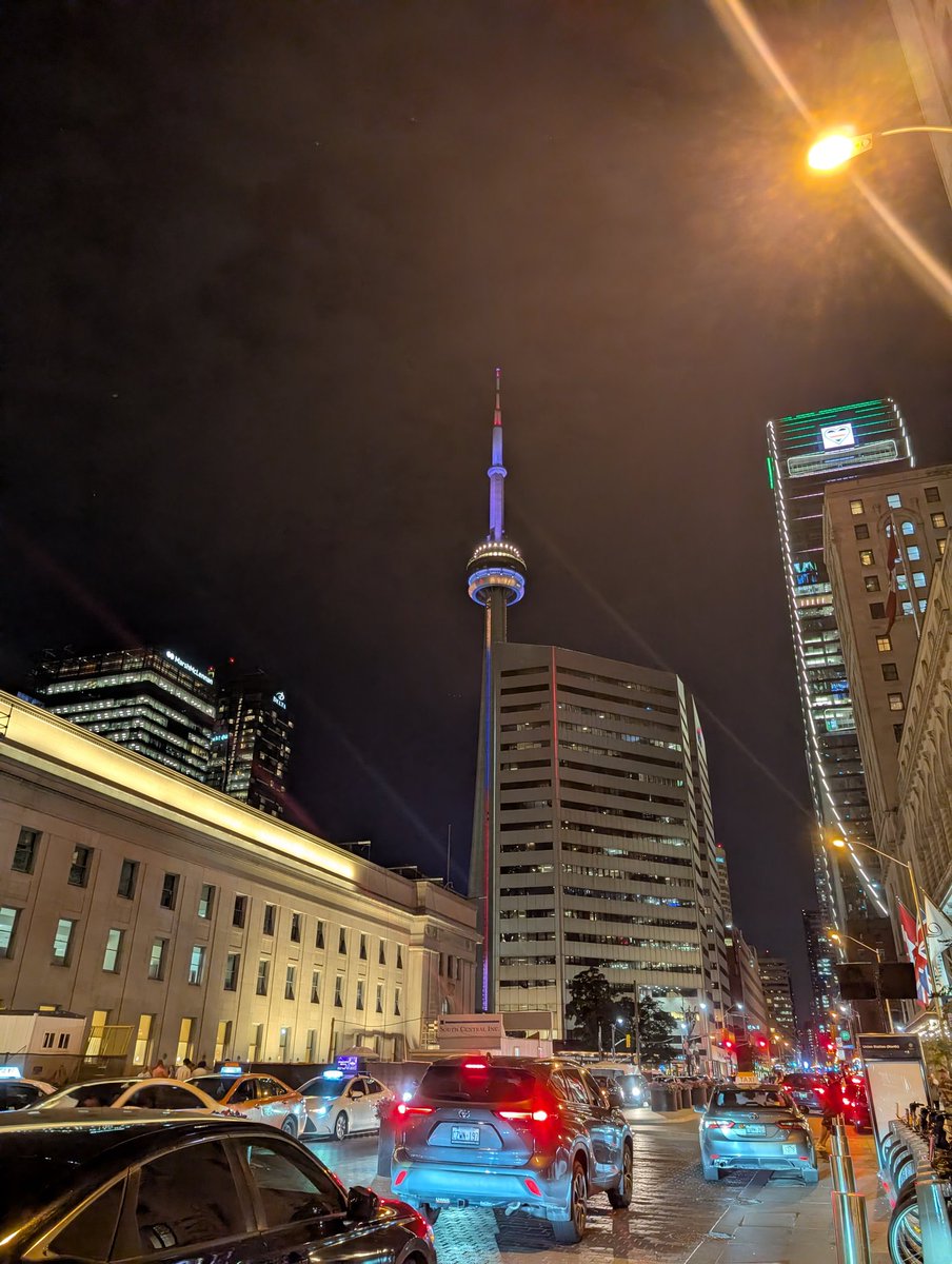 From lightness to darkness... And both are beautiful ✨🤍 

#toronto #cntower
