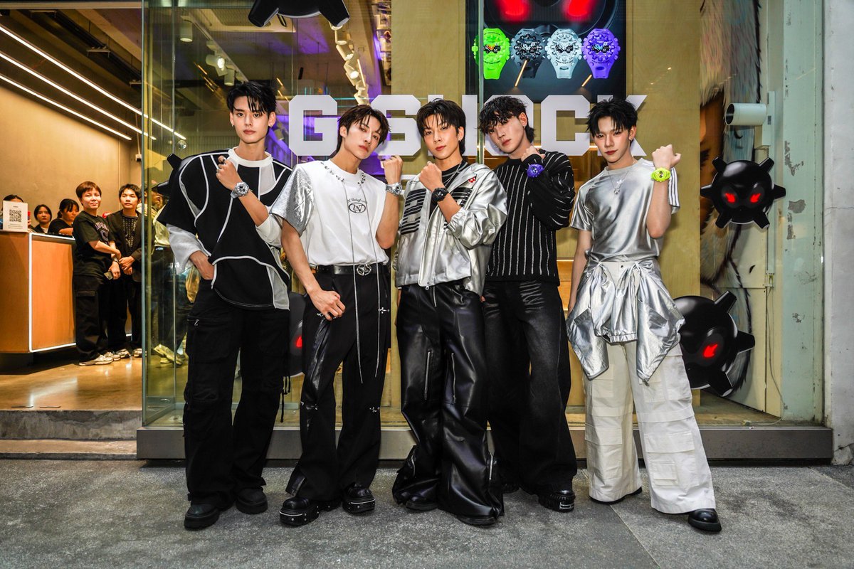 ANiceEnt's tweet photo. 5 หนุ่ม PERSES อวดลุคเท่ พร้อมนาฬิกา G-SHOCK รุ่น GA-V01
สะท้อนตัวตนคนรุ่นใหม่ด้วยดีไซน์ล้ำอนาคต พร้อมท้าทายทุกขีดจำกัด
#PERSES_TH #PERSES
#GAV01AndOnly #GAV01 #gshock #gshockth
#CASIOCMG #GSHOCKTH
#gshocksea #absolutetoughness
เป็นอีกหนึ่งวง T-POP ที่กำลังมาแรงและน่าจับตามองในขณะนี้ เพราะนอกจากเพลงฮิตติดหูแล้ว ทั้ง 5 หนุ่มจากวง PERSES ยังโดดเด่นด้วยสไตล์การแต่งตัวที่เป็นเอกลักษณ์ สะท้อนตัวตนชัดเจนของแต่ละคน ซึ่งงานนี้ แฟน ๆ T-POP ต้องร้องว้าว เมื่อ 5 หนุ่มสุดฮอตจากวง PERSES นำโดย จั๋ง-วิกร บูรณภิญโญ, เน-ณรัณ วิกัยรุ่งโรจน์, กฤติน-กฤติน สอสูงเนิน, ปาล์ม-พีรวิชญ์ พินธะ และ ปลั๊กกี้-ธรากร คำสิงห์ ยกทีมมาร่วมงานเปิดตัว “G-SHOCK รุ่น GA-V01” นาฬิกาดีไซน์ล้ำจากแบรนด์ระดับตำนาน ที่บอกเล่าความกล้าและความคิดสร้างสรรค์ของคนรุ่นใหม่ได้อย่างลงตัว
🔗https://t.co/2H7Wzjntxi
