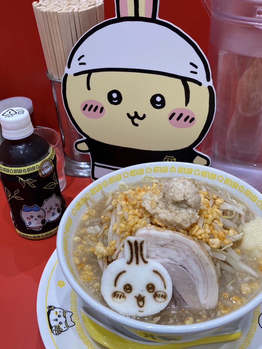 dera_e_mon's tweet photo. ちいかわラーメン豚　心斎橋店でラーメン豚大をいただく。
いや、もうかわいすぎて。ラーメン史上一かわいいんじゃない？
このうさぎというシールを知り合いにあげるために来ました。
黒烏龍茶で貰えるやつもうさぎだった！神引き。
ごちそうさまでした。 https://t.co/J8IpWNQ4DP