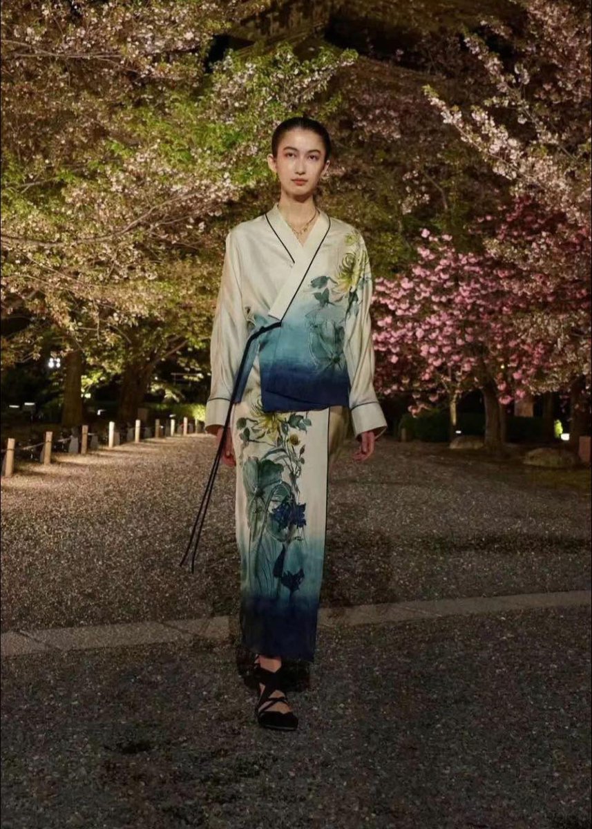 哇，今年Dior 挪用文化更多，更辱華呢，還強調以日本京都為靈感，偷中國元素，雙重辱大辱了。為馬面裙抗議文化挪用的中國人不出來走幾步？🤣