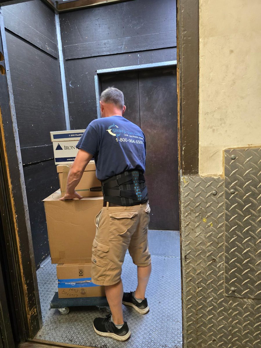 sharpvanlines's tweet image. Packing tape stuck to our shirts, stairwells tighter than a subway turnstile, and still—your furniture made it out in one piece. 
#SharpVanLines #CityMoves #PackedToPerfection #TeamworkInMotion #MovingNYC