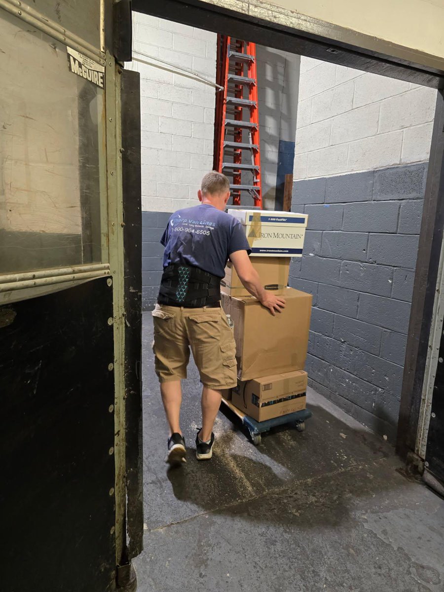 sharpvanlines's tweet image. Packing tape stuck to our shirts, stairwells tighter than a subway turnstile, and still—your furniture made it out in one piece. 
#SharpVanLines #CityMoves #PackedToPerfection #TeamworkInMotion #MovingNYC