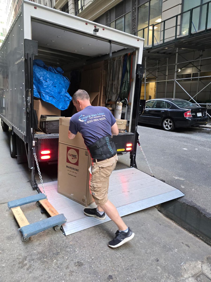 sharpvanlines's tweet image. We wrapped, hauled, pivoted that sofa around three landings, and somehow got the truck loaded like a Tetris master’s dream. 

#SharpVanLines #CityMoves #PackedToPerfection #TeamworkInMotion #MovingNYC