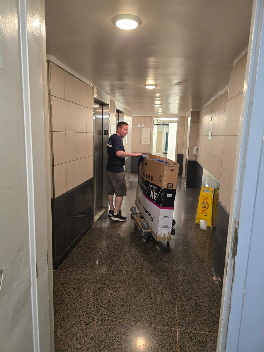 sharpvanlines's tweet image. We wrapped, hauled, pivoted that sofa around three landings, and somehow got the truck loaded like a Tetris master’s dream. 

#SharpVanLines #CityMoves #PackedToPerfection #TeamworkInMotion #MovingNYC