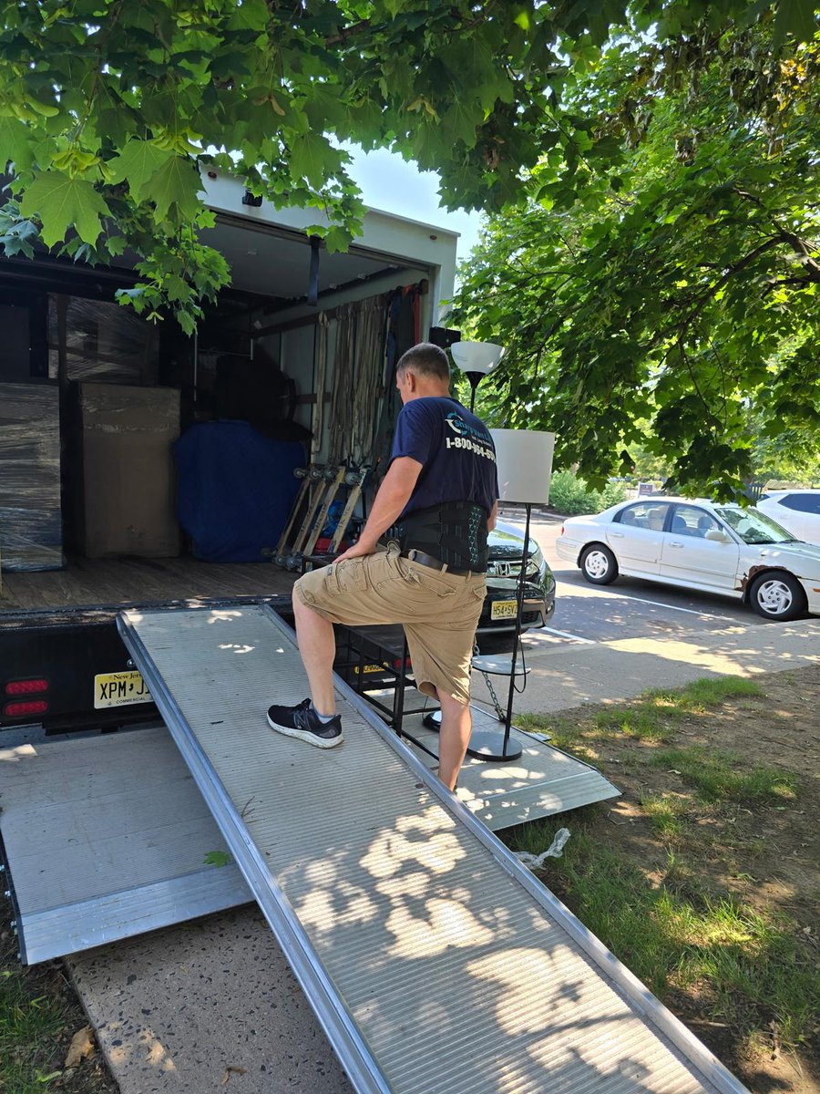 sharpvanlines's tweet image. We wrapped, hauled, pivoted that sofa around three landings, and somehow got the truck loaded like a Tetris master’s dream. 

#SharpVanLines #CityMoves #PackedToPerfection #TeamworkInMotion #MovingNYC