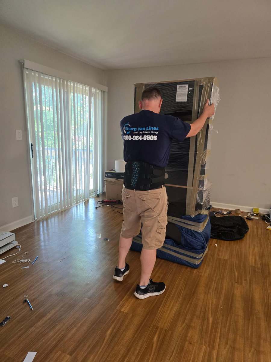 sharpvanlines's tweet image. We wrapped, hauled, pivoted that sofa around three landings, and somehow got the truck loaded like a Tetris master’s dream. 

#SharpVanLines #CityMoves #PackedToPerfection #TeamworkInMotion #MovingNYC