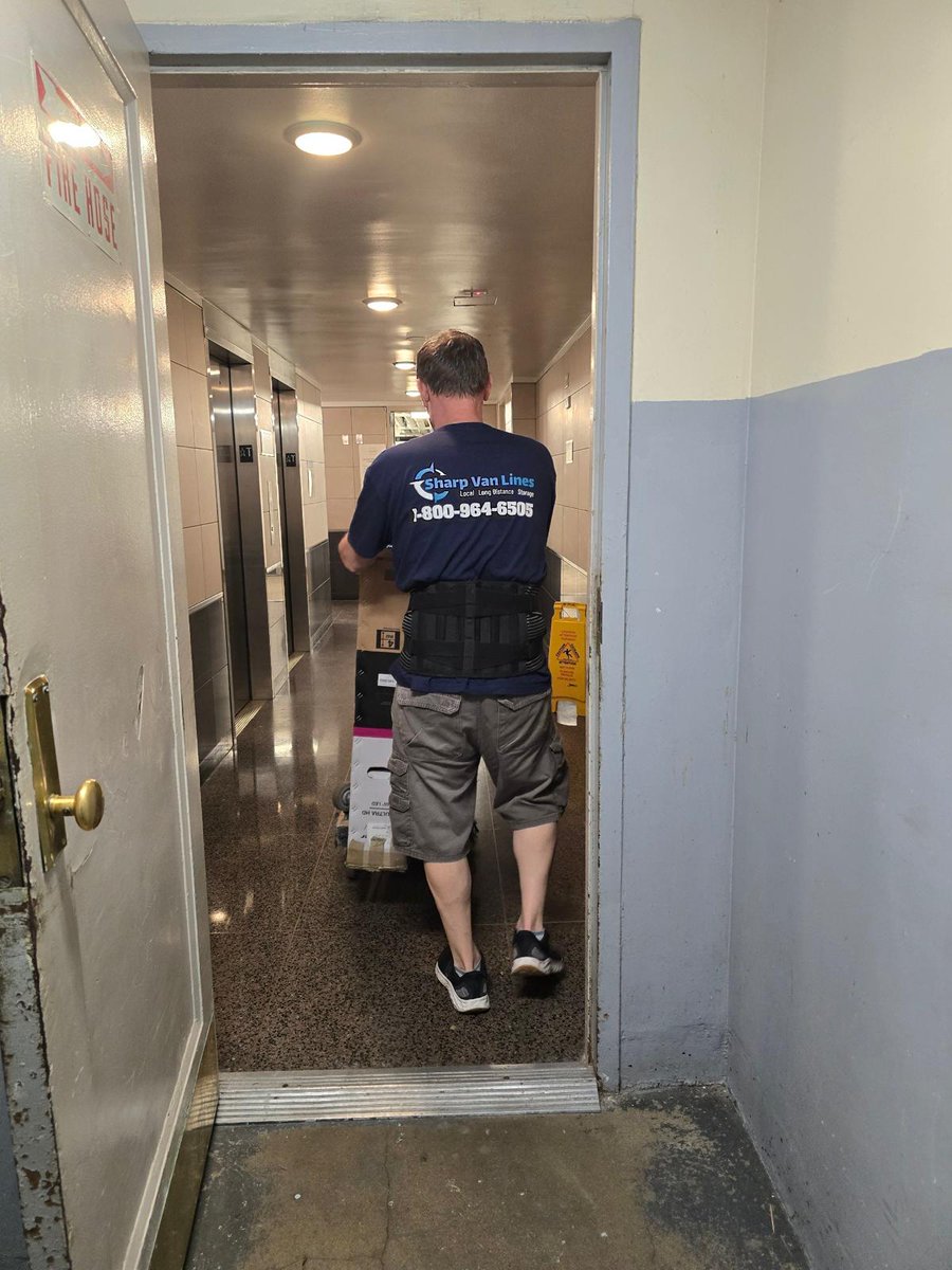 sharpvanlines's tweet image. Just another day of city moving, where sweat meets precision. Respect to the crew.

#SharpVanLines #CityMoves #PackedToPerfection #TeamworkInMotion #MovingNYC
