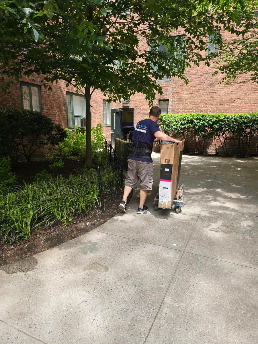 sharpvanlines's tweet image. Just another day of city moving, where sweat meets precision. Respect to the crew.

#SharpVanLines #CityMoves #PackedToPerfection #TeamworkInMotion #MovingNYC