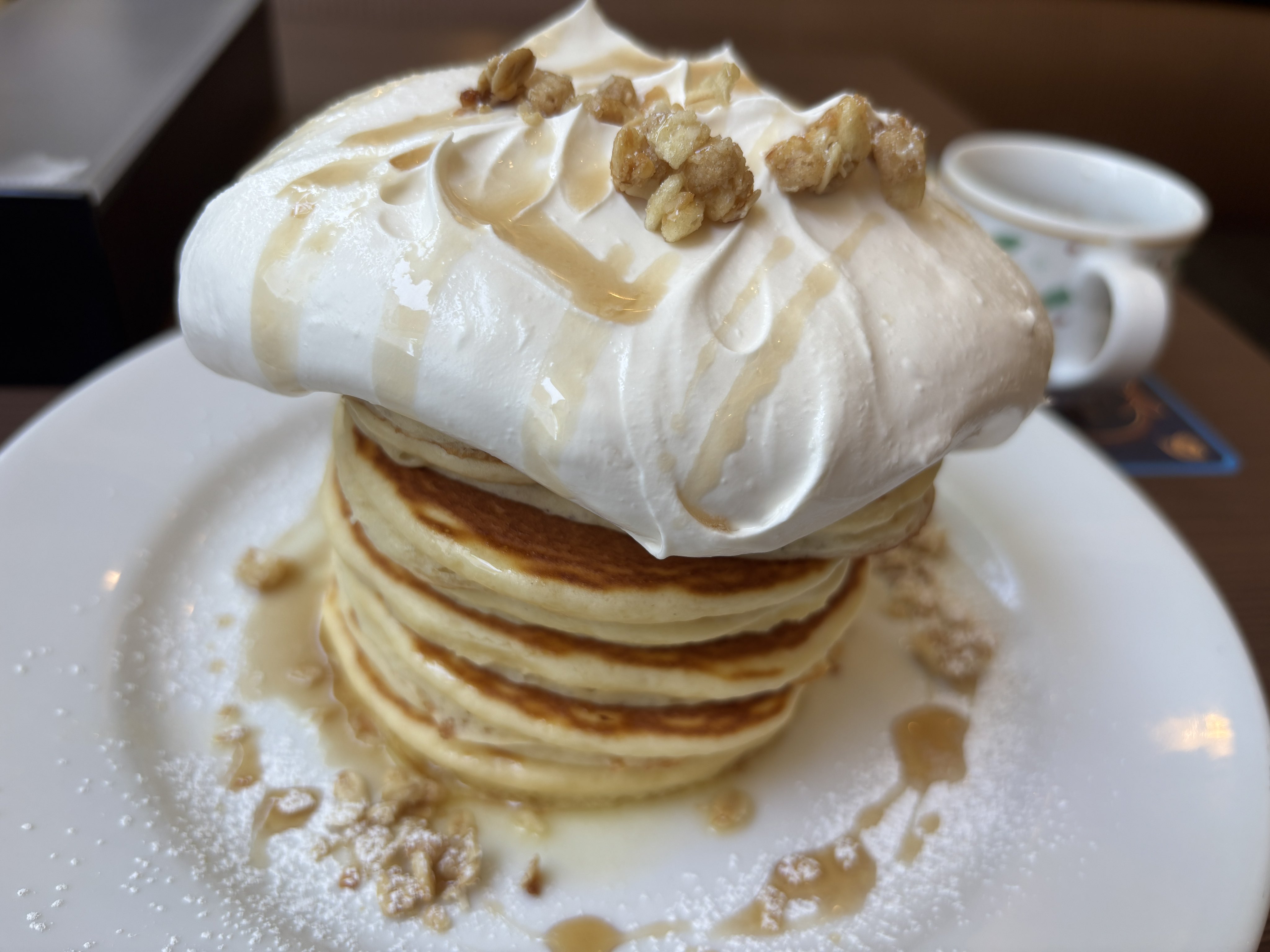 名物の生クリームと同じ高さ！エッグスンシングスから日本上陸10