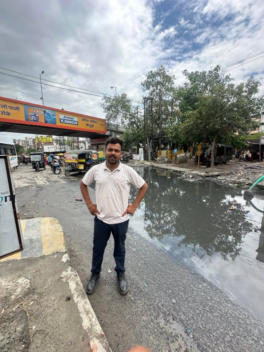Thedeshhit's tweet photo. 📰 "विकास" बह गया – थोड़ी सी बारिश में बिहार बना वॉटर वर्ल्ड! 💧🏊‍♂️ #बोलबिहारबोल #BarishMeinVikas #SwimmingPoolBihar #ModiFoolsBihar #11सालकीचुप्पी https://t.co/t4ZzKJXvSl