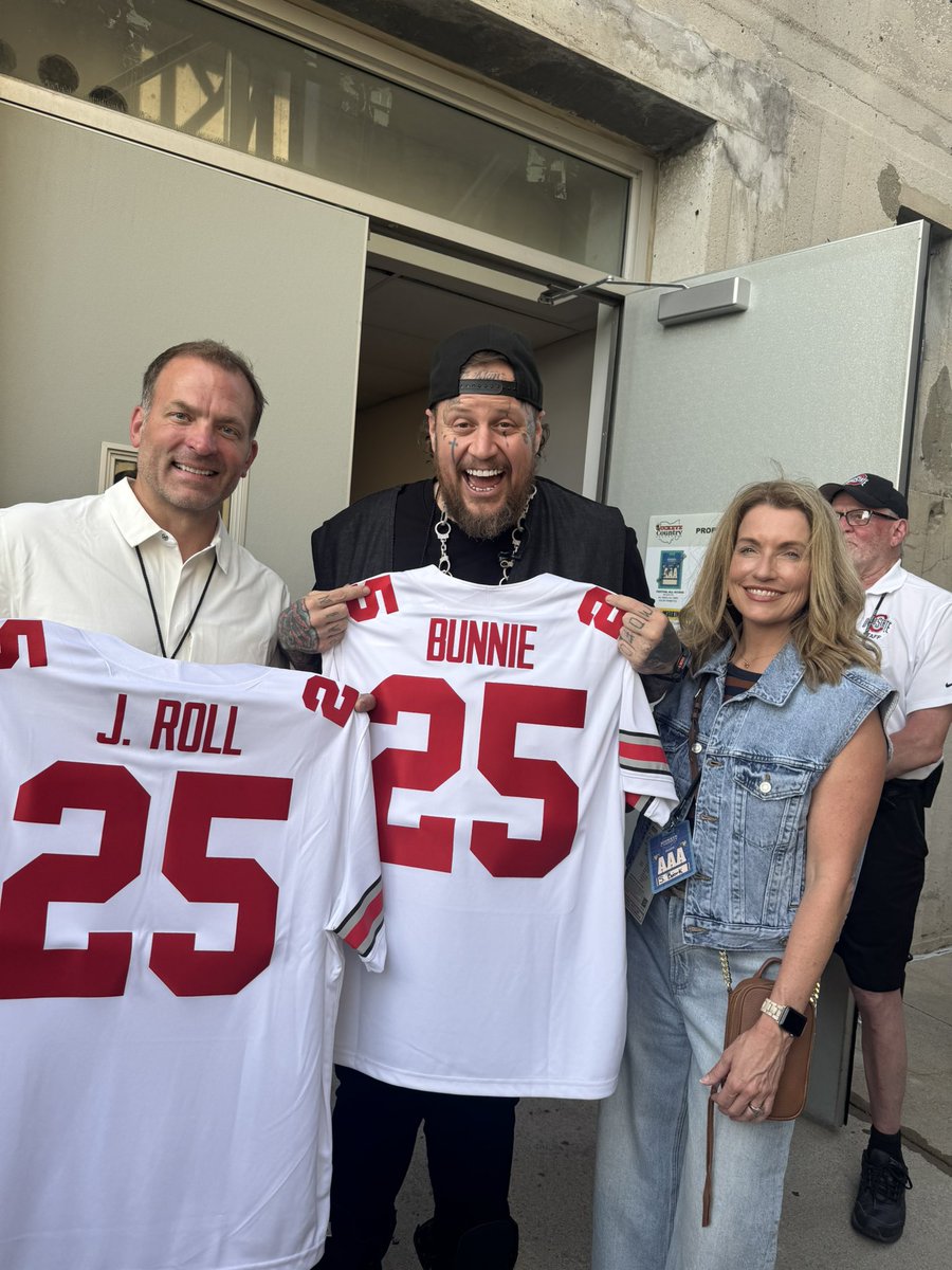 RossBjorkAD's tweet image. .Amazing night @buckeye_fest bringing great music, revivalist atmosphere, & amazing turnout from the 614 & beyond. It was awesome to meet @JellyRoll615 & make him an honorary Buckeye 👊🔴⚪️