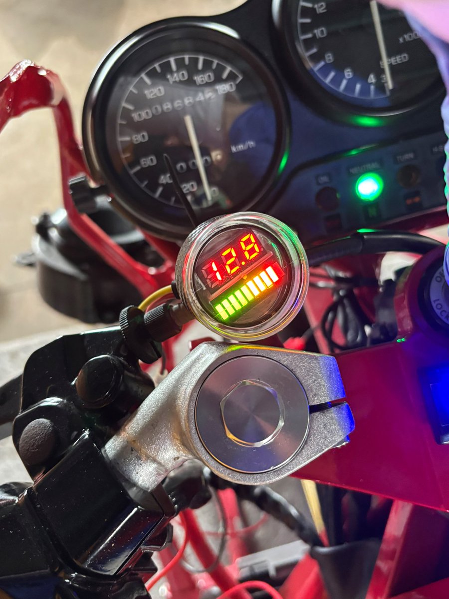 aozora1815's tweet photo. 🏍YAMAHA✨FZR250('88)
電圧計付きEXUP✨エグザップ
インジケーター取り付け完了✅
#ヤマハ #YAMAHA
#FZR250
#レストア #エグザップ
#EXUP #排気デバイス
#電圧計 #インジケーター
#バイク好きと繋がりたい https://t.co/6p4sGFGZ7l