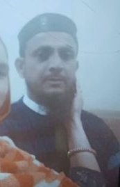 दहेज के लिए पत्नी को छत से गिरा दिया

उत्तर प्रदेश के जालौन  में 10 लाख रुपये के दहेज की मांग को लेकर आरिफ ने अपने भाई बहन और बाप के साथ मिलकर पत्नी आमना को जानवर की तरह पीटा 

पूरा परिवार मिलकर आमना को पीटता रहा, फिर जब वह जान बचाकर अपने कमरे में भागी तो ननद ने कमरे में ताला लगा