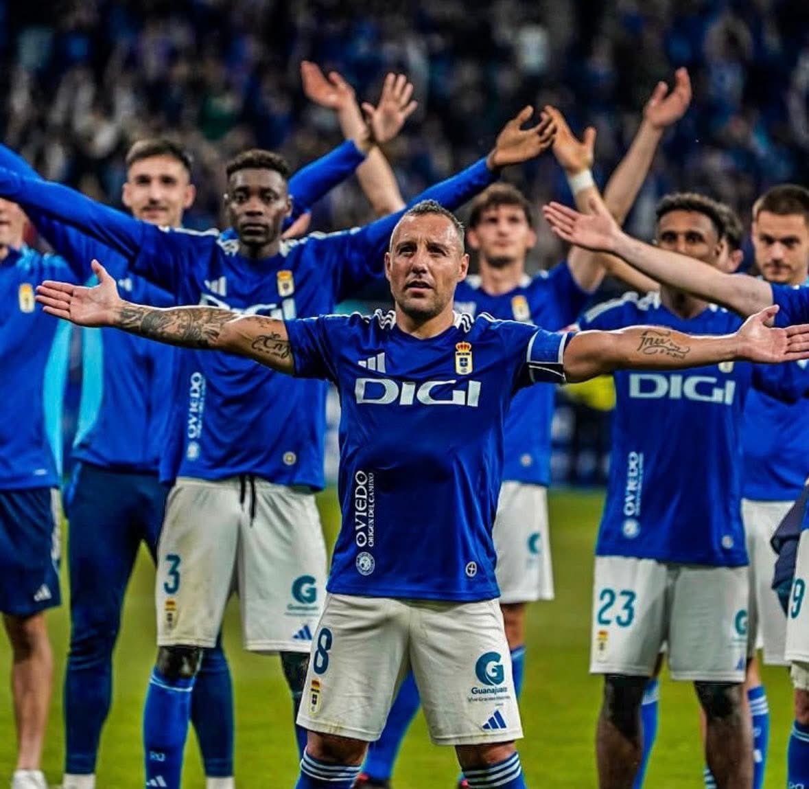 25 años es toda una vida pero el sentimiento de volver a casa, a primera, a donde fuimos felices, es eterno. Recuerdo a los que apoyaron desde arriba, quienes fueron los que me llevaron al campo y me hicieron de este equipo. Por ellos, por todos: somos de primera!! <a href="/RealOviedo/">Real Oviedo</a>