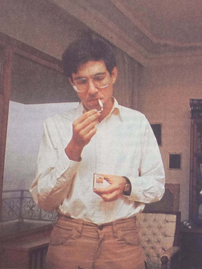 OnlyOrhanPamuk's tweet image. “Bazen ona ’seni seviyorum’ demek için dayanılmaz bir istek duyar, ama yalnızca çakmağımla sigarasını yakabilirdim.”
Masumiyet Müzesi, Orhan Pamuk