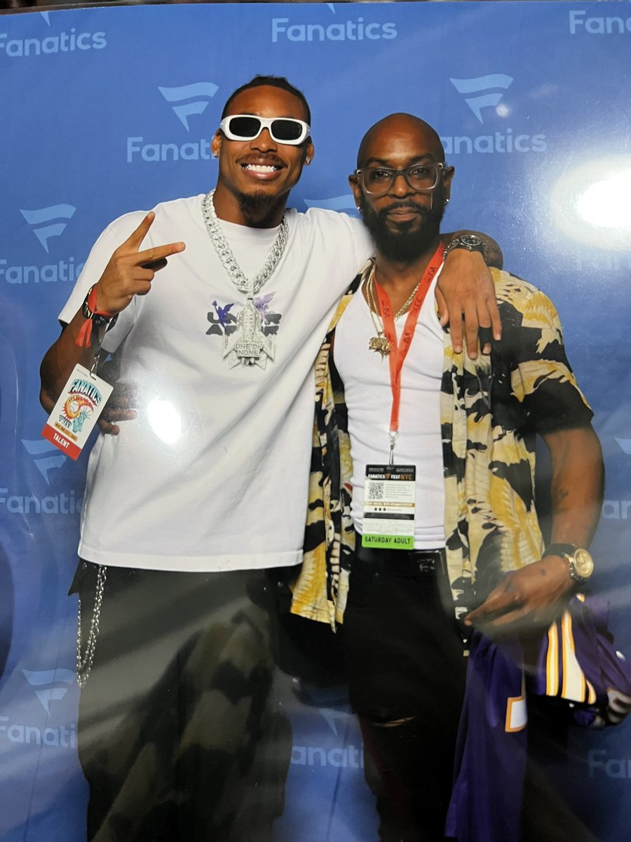 cmonVikings's tweet photo. Met ya boy @JJettas2 today, had me Star struck for a second I couldn’t even smile 🤣🤣🤣#SKOL https://t.co/0My5YDUrxg