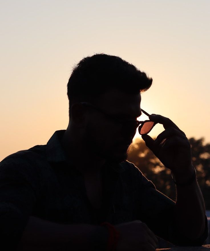 "Kimse tanıdığın gibi kalmıyor, Bir gün bakıyorsun sıcacık, Bir gün bakıyorsun buz gibi."

Ahmed Arif