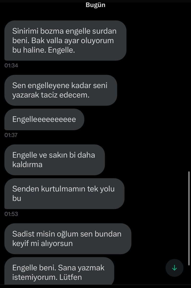 qızın biri bir haftadır mesaj kutumda kəndi kəndinə mənlə kavga edir